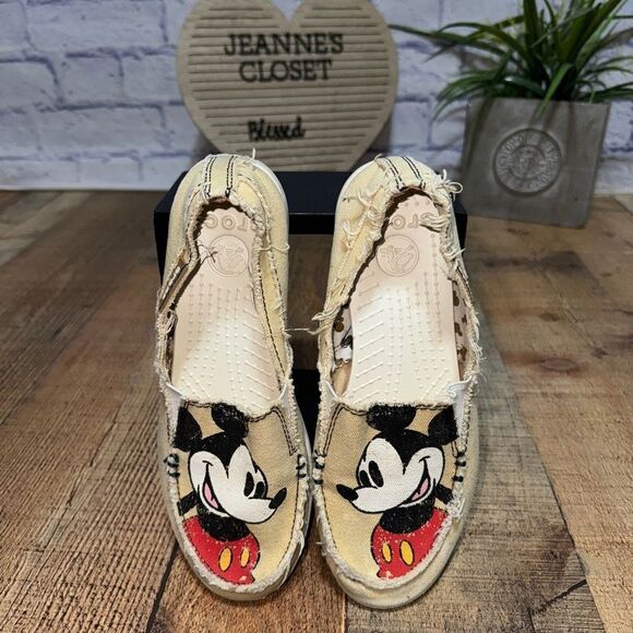 Mickey Mouse Crocs Women's Size 6 - Picture 2 of 8